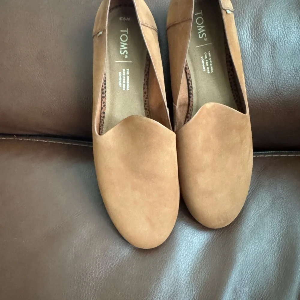 TOMS Women's Tan Slip-On Shoes - Picture 2 of 10